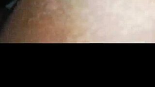 यह शेव्ड पस्सी कितनी हॉट है, बेंट ओवर और गेपिंग?