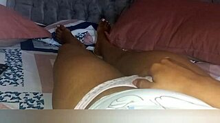 अरे, आज रात बेड से पहले मेरी बस्टि स्टीपमॉम की चूत इतनी गीली क्यों है?