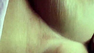 यह शेव्ड पस्सी कितनी हॉट है, बेंट ओवर और गेपिंग?