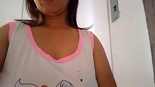 अरे, आज रात बेड से पहले मेरी बस्टि स्टीपमॉम की चूत इतनी गीली क्यों है?