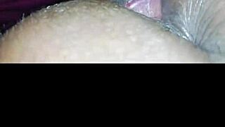 यह शेव्ड पस्सी कितनी हॉट है, बेंट ओवर और गेपिंग?