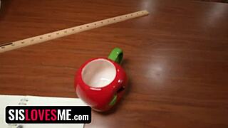 यह पागल टीचर स्टेप-सिबलिंग स्टूडेंट्स के साथ थ्रीसम चाहती है