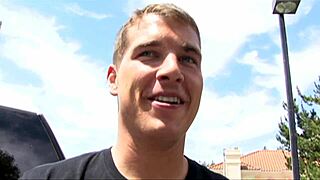 रेडहेड मिल्फ मॉम बेड पर सेक्सी लिंगरी में लड़के के लंड को चूसती है