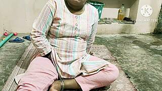 Desi भारतीय पत्नी को पड़ोसी लड़कों ने जोर से चोदा