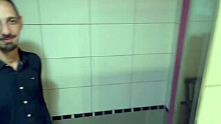 ब्राजीलियन बार में छत से पैंटी लटकी हुई, सेक्सी माहौल!