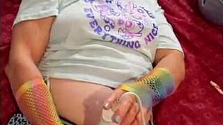 हॉटवाइफ स्टेफी लिंगरी में होममेड फोटोशूट के लिए पोज देती है