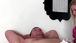 आर्मपिट्स और नोज वैक्सिंग क्लोज अप में