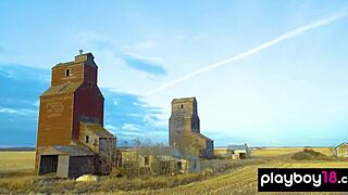 Lovely nude blonde milf Jenessa Dawn अपनी farm और shaved slit दिखाती है