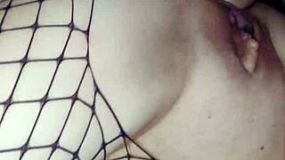 गैपिंग होल्स और स्पैंक अस, क्लोज-अप एक्शन