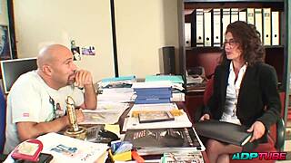 मेच्योर वुमन जॉब के लिए ऑफिस में इंटरव्यू देती है