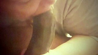 Unleash gum pleasure with curvy bimbo's deepthroat in bedroom!