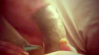 Unleash gum pleasure with curvy bimbo's deepthroat in bedroom!