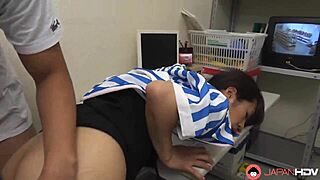 जापानी मायुका मोमोटा ऑफिस में डिक चाहती है और अनसेन्सर्ड मिल जाता है