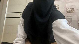 सिरियन मिल्फ पैंटीज में पस्सी टिज करती है