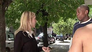 ब्राज़ीलियन एमेच्योर मिल्फ वाइल्ड पार्टी में डबल पेनेट्रेशन लेती है