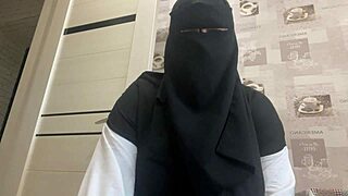 सिरियन मिल्फ पैंटीज में पस्सी टिज करती है