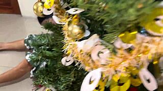 बस्टी लैटिना सौतेली बेटी ने परवर्टेड सौतेले爸 को नॉटी क्रिसमस गिफ्ट दिया