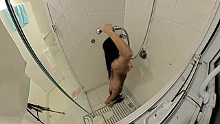 fudendo namorada gostosa no banheiro com clit e toys