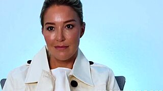 हेय, लौरा बेंटली और एरिक जॉन के साथ बेसिक इंस्टीक्ट पैरोडी चेक करें