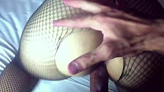 Sabrina बटप्लग से एनल एक्सप्लोर करती हुई