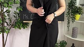 Lingerie aur heels mein teacher bdsm roleplay ke saath dominates karti hai.