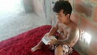 Tia cachonda me regala el ultimo celular que salio y en agradecimiento la penetro en cuatro