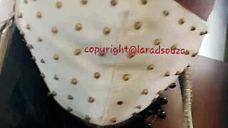 भारतीय क्रॉसड्रेसर रंडी लारा डिसूजा सेक्सी ऐनल बीडीएसएम में नजर आती है