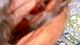 बड़ी गैंड वाली देसी बीवी 4U के लिए चौड़ी फैलाती है HD अपडेट में