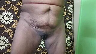 Mature Indian Aunty Shows Off Fat Ass and Nude Vagina