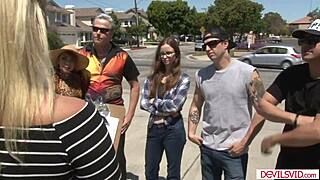 चार कपल पार्टनर्स स्वैप करते हैं वाइल्ड ऑर्गी के लिए