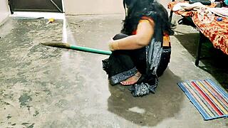 इंडियन देसी मेड रफ पाउंडिंग पाती है, हिंदी ऑडियो सुनो!