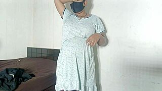 कॉलेज गर्ल निहारिका अपनी टाइट वर्जिन चूत शो करती है। ओह माय, क्या साइट है!