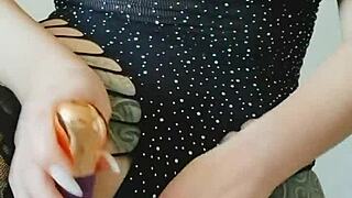 सौतेली माँ की बड़ी चूचियाँ क्लोज-अप में जोरदार चोदाई के दौरान कूदती हैं