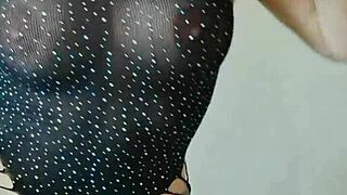 सौतेली माँ की बड़ी चूचियाँ क्लोज-अप में जोरदार चोदाई के दौरान कूदती हैं