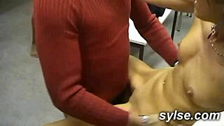 partouze bbc mature teen 18+ exhibe et se fait baiser � la plage