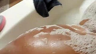 स्टेयरिचगर्ल बाथ टाइम अपडेट 3, टब में इतनी अच्छी लग रही है