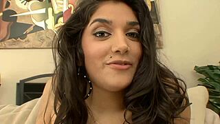 लिया जे बड़े ब्लैक कॉक को चोदना पसंद करती है, गैपिंग और फिंगरिंग लिंगरी में