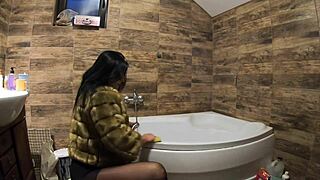 Milfycalla’s Naughty Pee Play in Bathtub