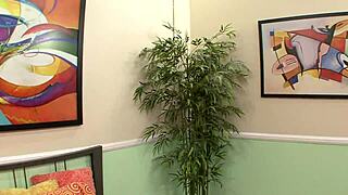 पतली मिल्फ की भीगी चूत रफ पैशनेट चुदाई के लिए तैयार?