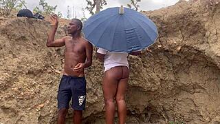 लोकल विलेज गर्ल चर्म के साथ चमकती है