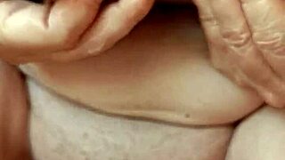 परिपक्व पसी प्ले क्लोज अप और सेक्सी वॉइस से डर्टी टॉक