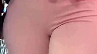 परिपक्व मिल्फ अपनी बड़ी गांड दिखाती है