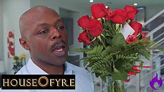 हाउसवाइफ डिलीवरी मैन के साथ चीट करती है