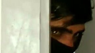 देसी चब्बी इंडियन आंटी चोर से बेंट ओवर हुई