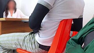 कर्वी ब्लॉन्ड टीचर स्टूडेंट्स को पास करने के लिए बॉडी फेवर्स से टेस्ट करती है!