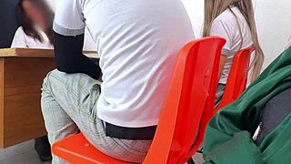 कर्वी ब्लॉन्ड टीचर स्टूडेंट्स को पास करने के लिए बॉडी फेवर्स से टेस्ट करती है!