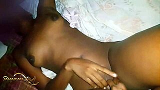 वह मॉन्स्टर कॉक से क्रीमपाई के बाद क्लिंगी हो गई