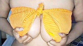 देसी भाभी बिग हॉट बूब्स शो करती है