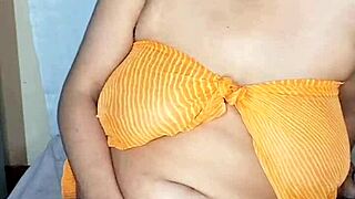 देसी भाभी बिग हॉट बूब्स शो करती है