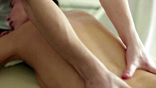 रशियन स्टड बेड पर गर्लफ्रेंड के बॉडी को हिटाची से मसाज करता है, पस्सी फिंगरिंग और ऐस गेपिंग